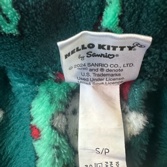 Sanrio hello kitty winter Christmas fuzzy green and red pyjama shorts size small - Picture 2 of 3